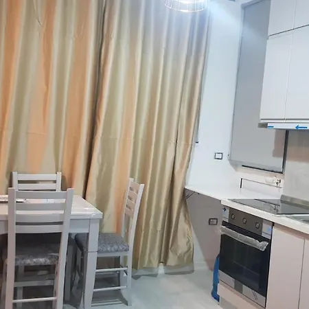 Apartment Komuna Parisit Aprtament *